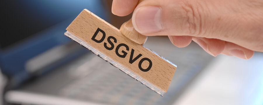 DSGVO gedruckt auf Holzstempel